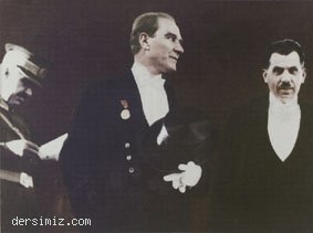 1927 - Şeref Tribününden töreni kabul ediyor
