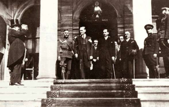 1933 - Cumhuriyet'in onuncu yılı kutlamalarına giderken
