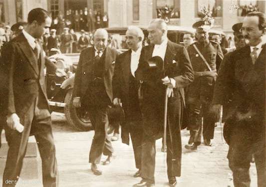 1933 - Cumhuriyet'in onuncu yılında Başbakan İsmet Paşa ile