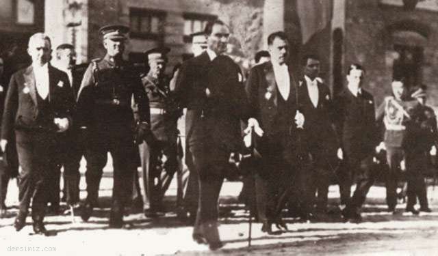 1933  - Cumhuriyet'in onuncu yılında TBMM'den tören alanına giderken