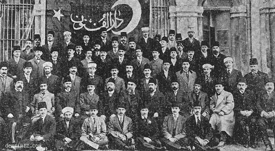 1911 yılında Darülfünun Edebiyat Şubesinden mezun olanlar hocalarıyla 